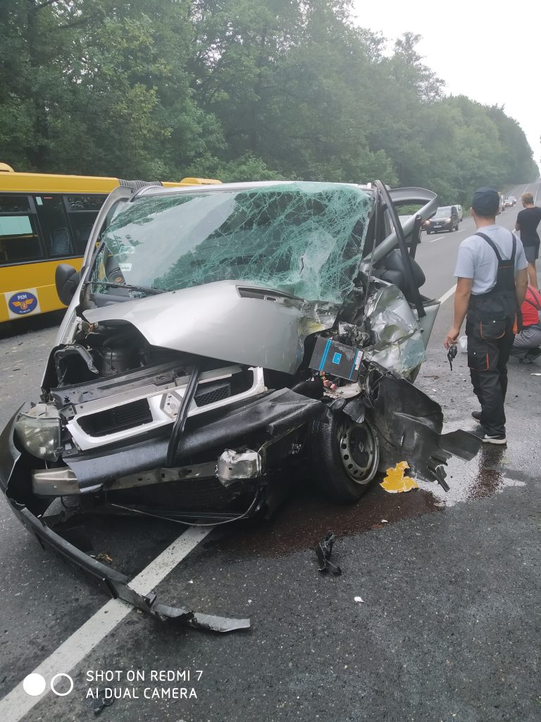 Wypadek na ulicy Toszeckiej. Kierowca busa wyprzedzał „na trzeciego”