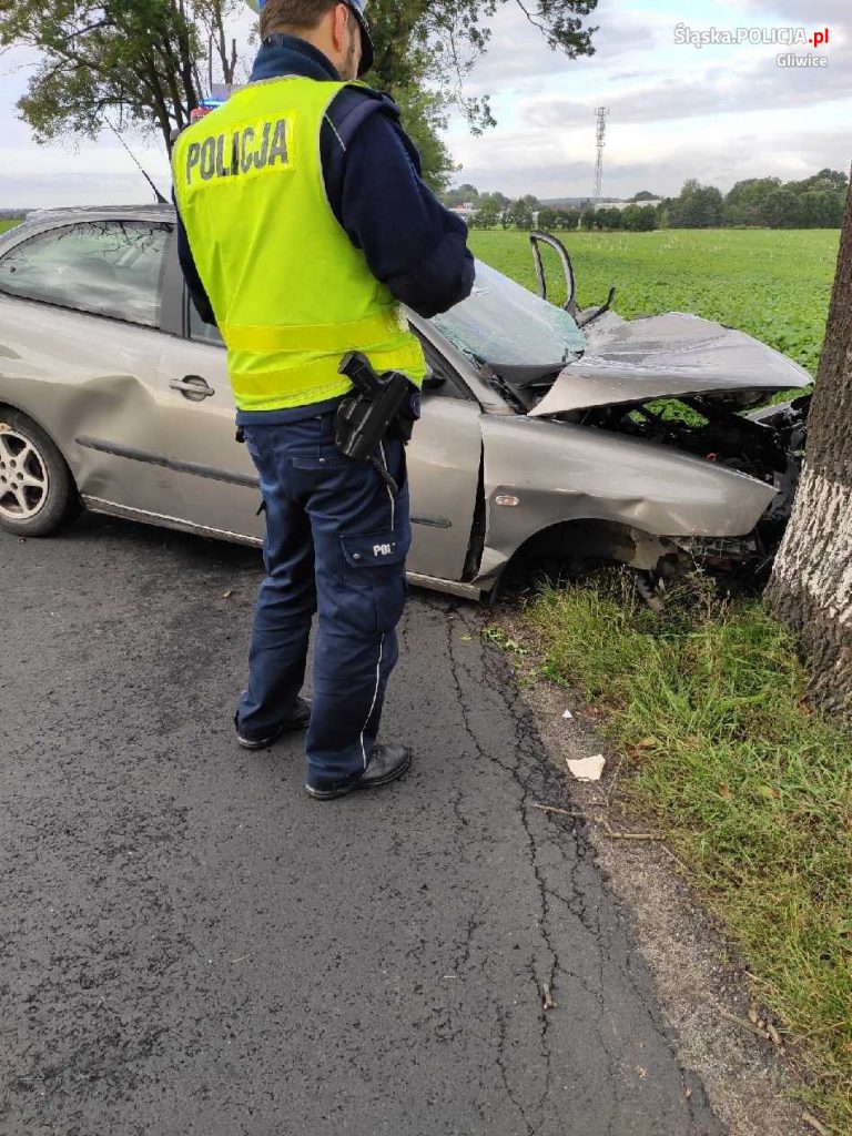 Zderzenie z drzewem. Młody kierowca stracił panowanie nad samochodem