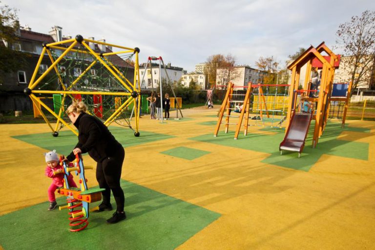 Strefy gier, nowy sprzęt sportowy i przestrzenie edukacyjne – wszystko dla gliwickich uczniów