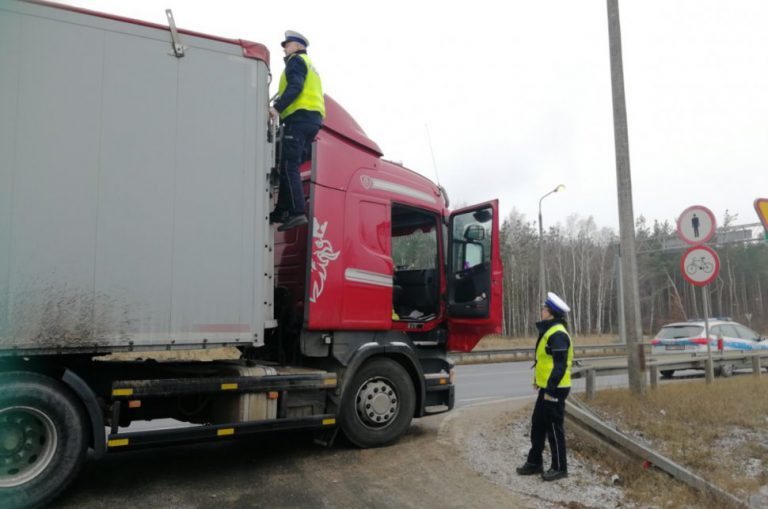 Bryły lodu spadały z ciężarówek