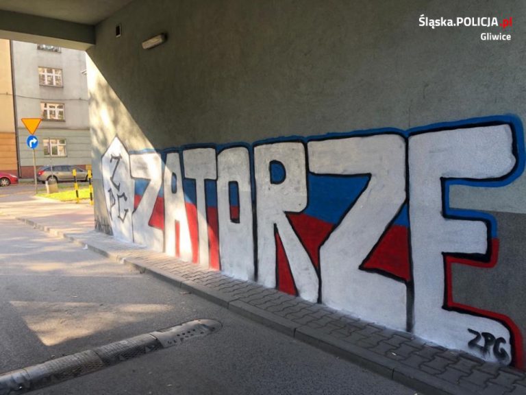 Trzech mężczyzn i kobieta malowali po murze. Zatrzymali ich „tajniacy”