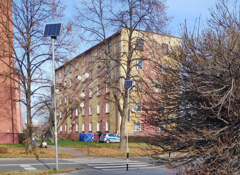 Kobieta wypadła z okna. Zginęła na miejscu