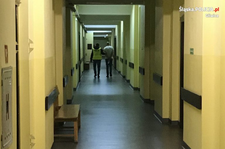 Szedł za ofiarą z przystanku. Napadł na klatce schodowej