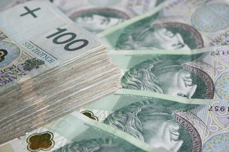 Znaleziono na ulicy sporą ilość gotówki. Czyje to pieniądze?