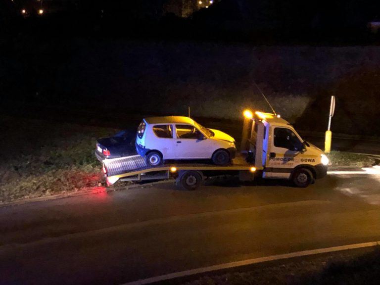 W samochód stojący na zjeździe z DK88 uderzyło inne auto