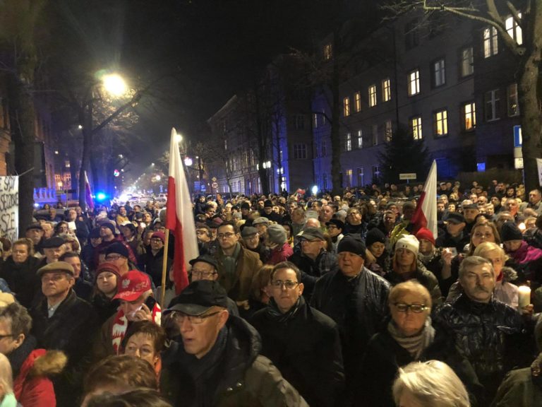 Protest przed gliwickim sądem. „Wolne sądy, niezawiśli sędziowie”