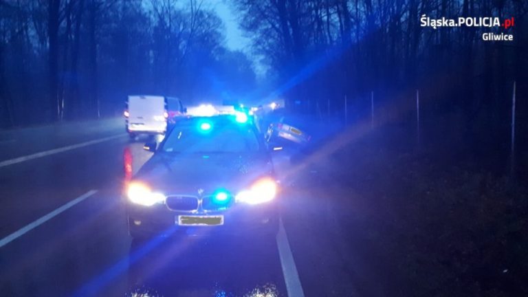 Pijany wjechał do rowu. Pobiegł po mamę, by mu pomogła