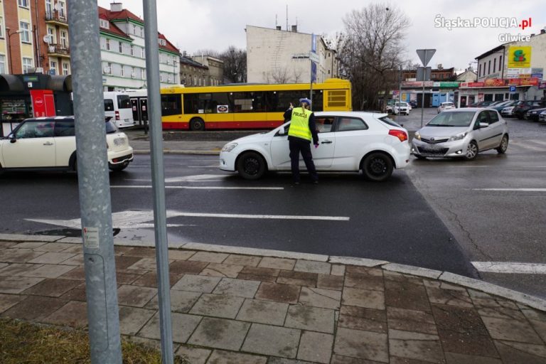 Dlaczego policjanci stali na środku drogi? Niespodzianka
