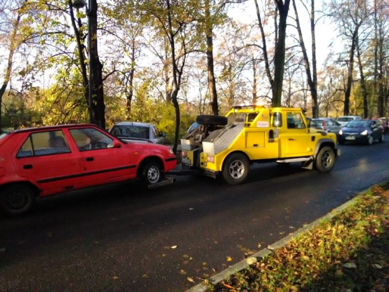 Źle zaparkowałeś i odholują Twój samochód. Ile zapłacisz?