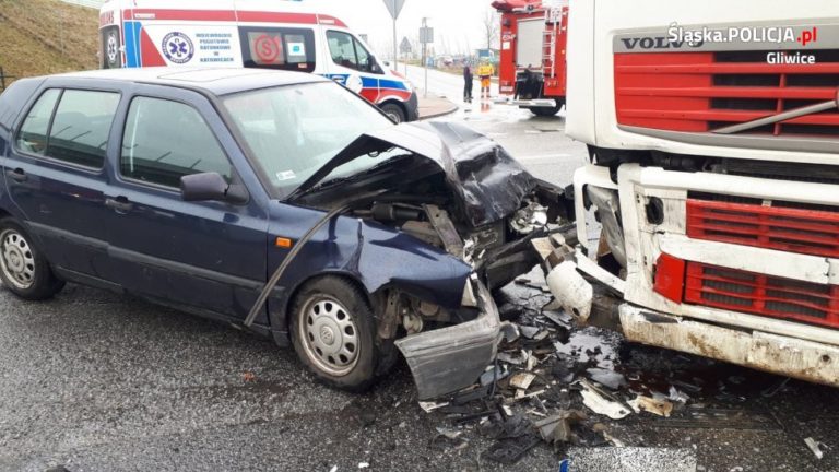 Kierowca tego samochodu nie miał zapiętych pasów. Czołówka z ciężarówką