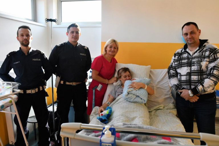 Policja eskortowała do szpitala rodzącą kobietę