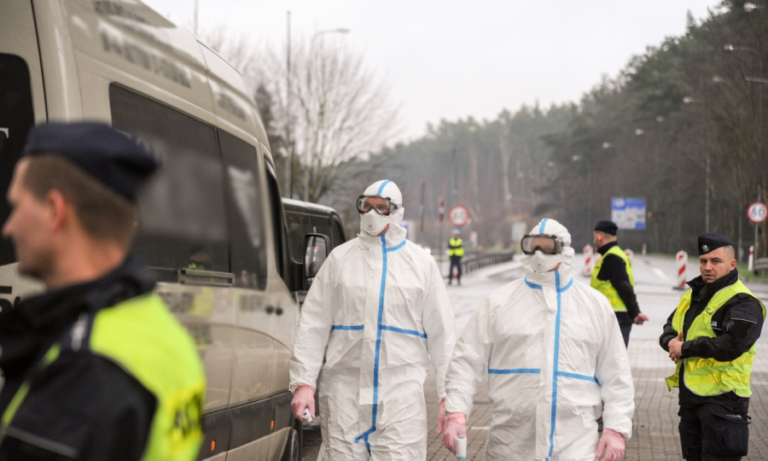 Policjanci pomagają w utrzymaniu kwarantanny