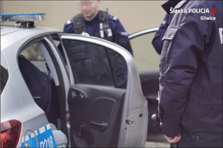 Rzucał z okna doniczkami i butelkami. Zniszczył samochody