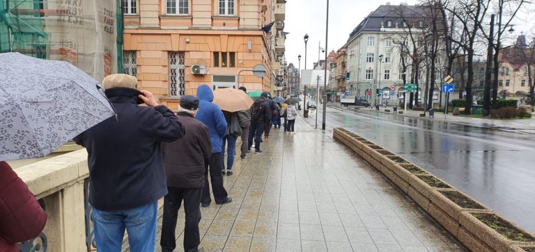 Kolejki do placówki Poczty Polskiej w Gliwicach
