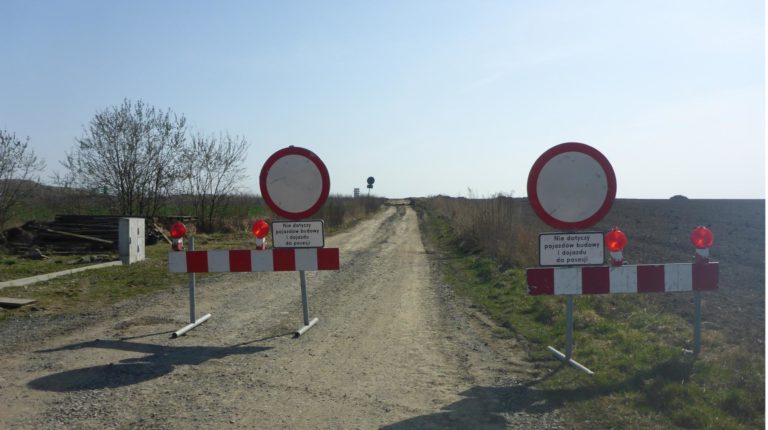 Nie korzystaj z tej drogi. To plac budowy