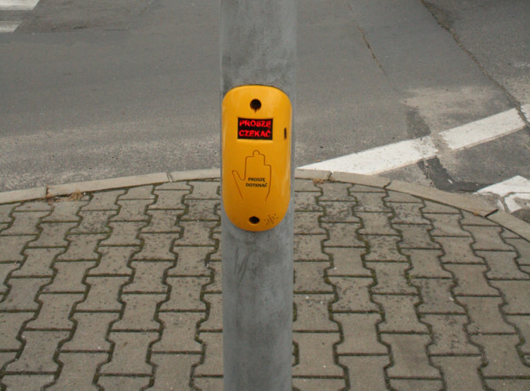 Nie dotykajcie przycisków przy przejściach. Będą działały automatycznie