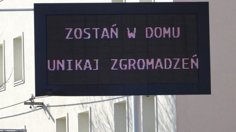 Komunikaty „Zostań w domu” na tablicach przy gliwickich ulicach