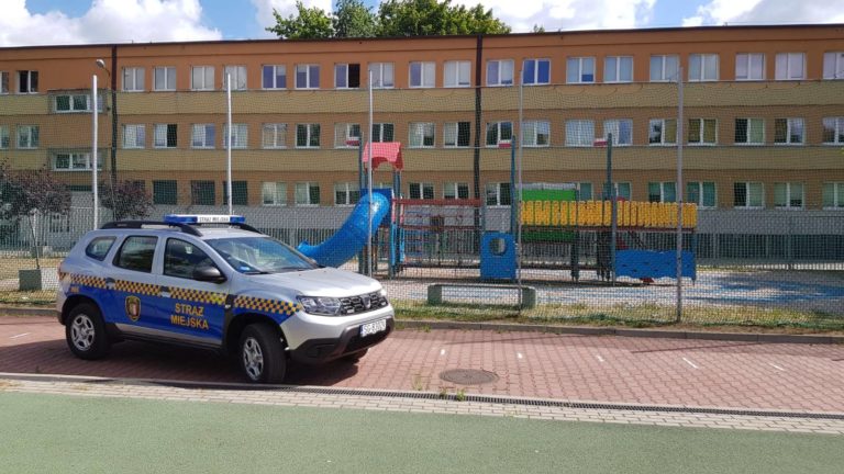 Mimo zamknięcia placów zabaw, dzieci nadal bawią się w grupach