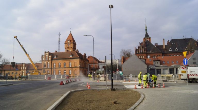 Most w ciągu ul. Wrocławskiej gotowy. Rozebrano kładkę