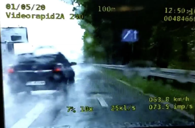 Wyprzedzali nieoznakowany radiowóz na ul. Portowej. Zobacz nagranie