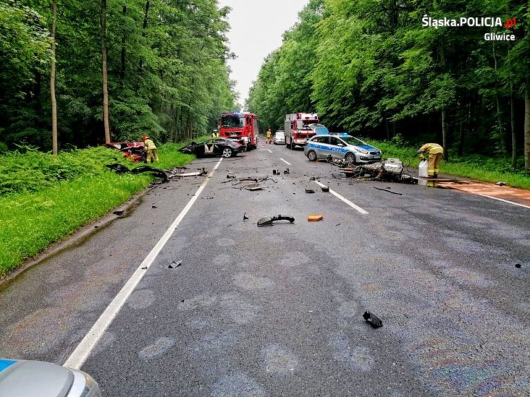 Wypadek na ul. Toszeckiej. Z samochodu wyrwało silnik