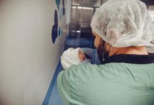 Gliwicki szpital przywraca porody rodzinne. Trzeba jednak spełnić warunki man carrying newborn baby 4006973