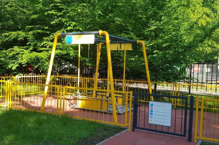 W parku Chopina jest huśtawka dla osób na wózkach inwalidzkich