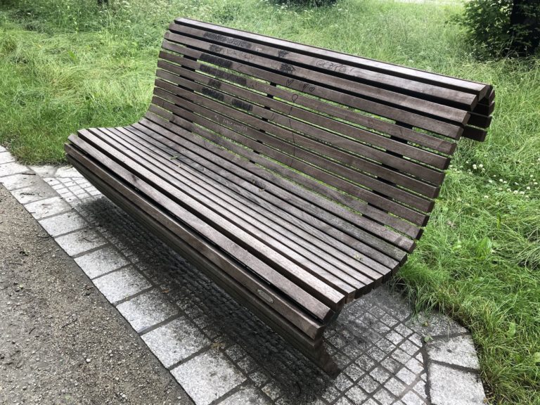 Nowoczesne ławki straszą w parku Chrobrego. Ich wygląd zaskakuje