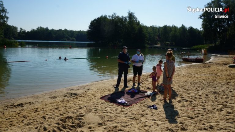 Policjanci rozdają mandaty zaufania. Chodzi o koronawirusa