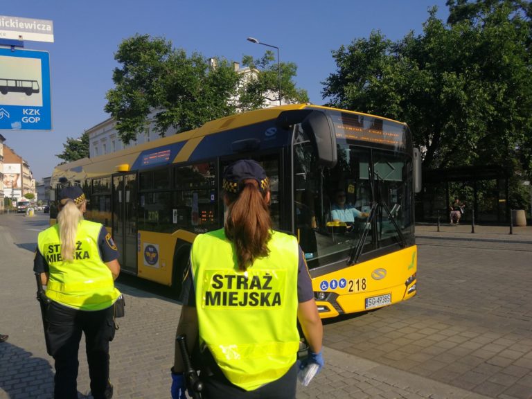 Kontrole w autobusach. Sprawdzają czy pasażerowie noszą maseczki