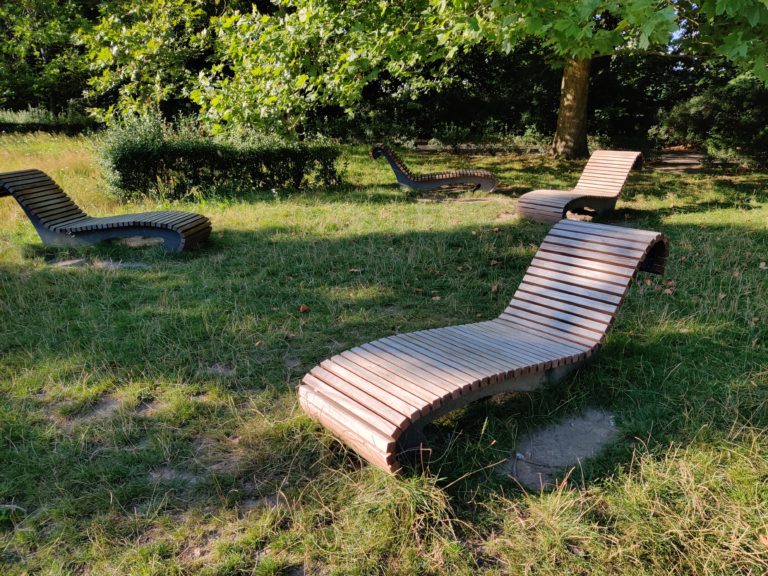 Te ławki i leżaki też zostaną odnowione
