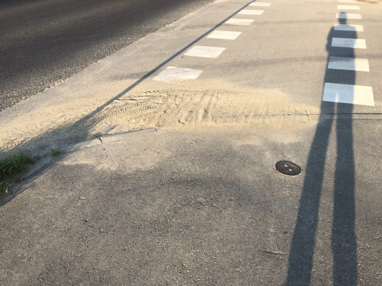 Rowerzyści i rolkarze skarżą się na brudną ścieżkę