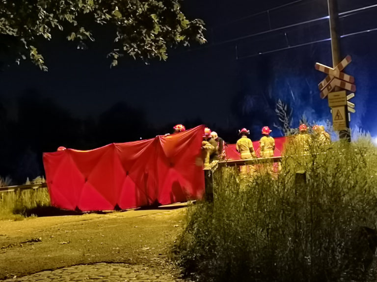 Tragiczny wypadek na torach w Łabędach. Pociag potrącił rowerzystę
