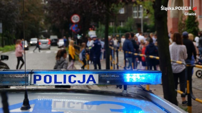 Uczniowie ruszyli do szkół, a za nimi policja