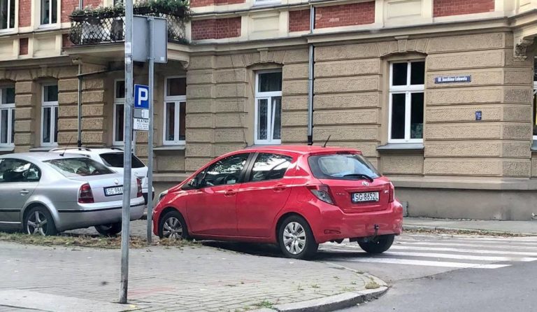 „Święte krowy” parkują na przejściu dla pieszych, bo muszą obsłużyć parkomat