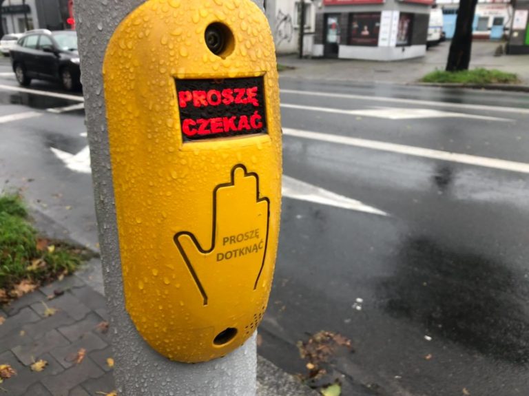 Koronawirus szaleje, a piesi muszą dotykać przycisków przy przejściach