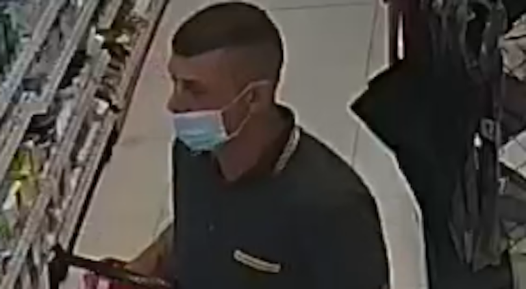 Miał maseczkę, a i tak szuka go policja. Kto rozpoznaje tego mężczyznę?