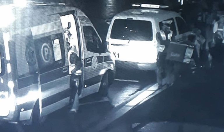 Człowiek leżał na jezdni. Chwilę wcześniej uderzył w samochód