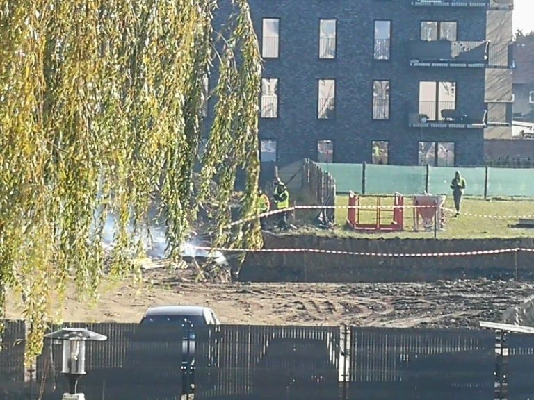 Ognisko na budowie. Robotnicy palili śmieci
