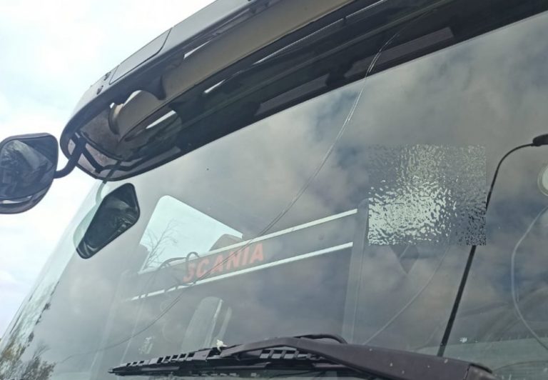 Pęknięta szyba i mandaty na kwotę 7950 zł