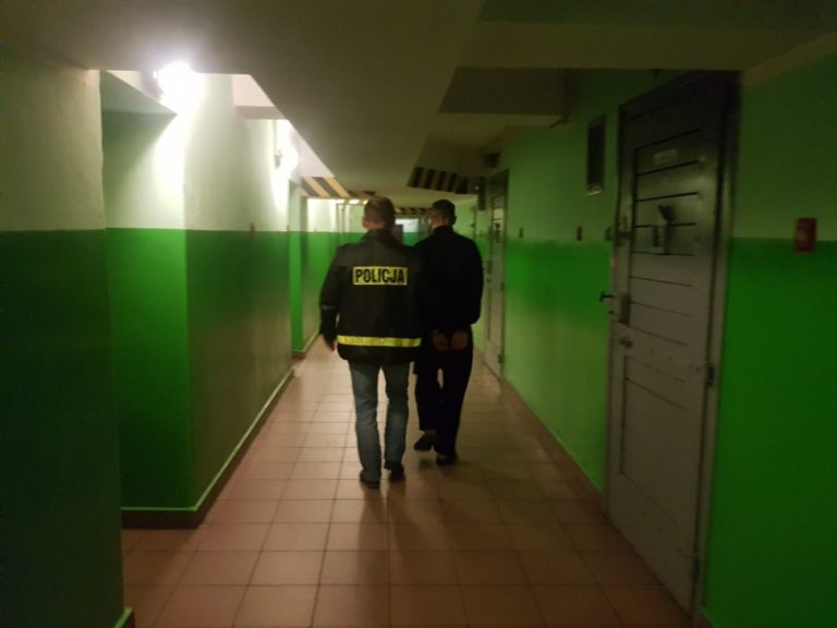Zwłoki znalezione na klatkach schodowych