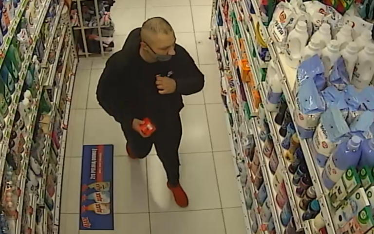 Czy ktoś rozpoznaje tego mężczyznę? Szuka go policja