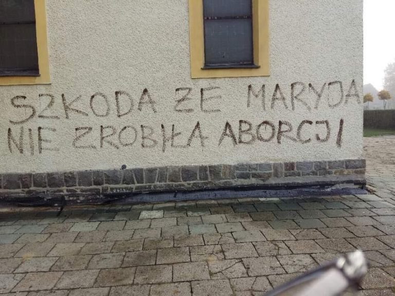 Zdewastowano ścianę kościoła. Policja szuka sprawcy