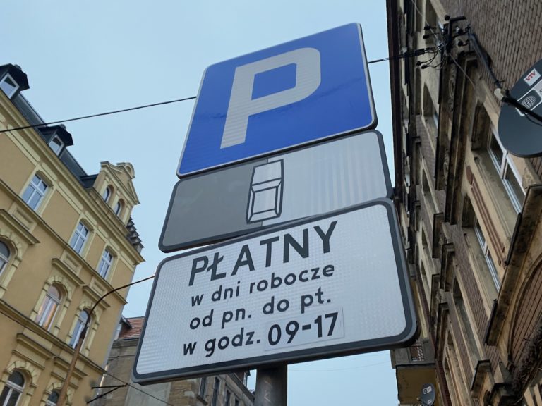 Czy naklejki na znakach są legalne? Chodzi o płatne parkowanie w Gliwicach