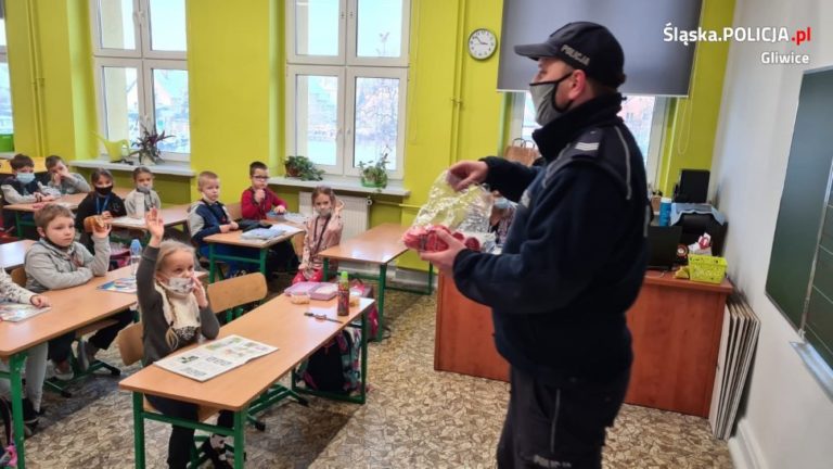 Policjanci poszli do szkół. Rozmawiali z uczniami