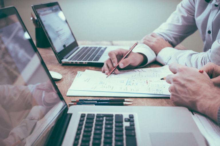 Jakie korzyści zapewniają programy dla firm handlowych do fakturowania?