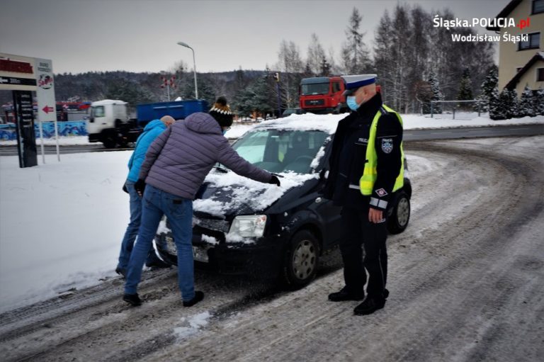 Odśnieżaj samochód! Policja kontroluje