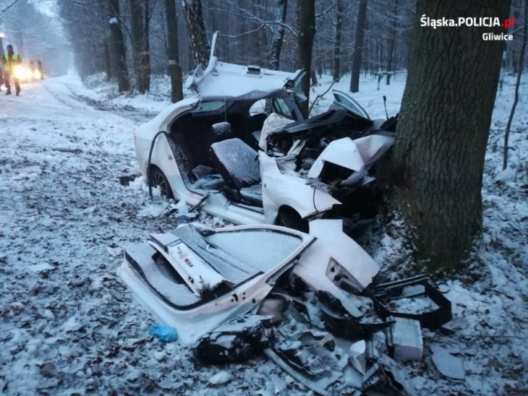 Tragiczny wypadek w powiecie gliwickim. Auto rozbiło się na drzewie