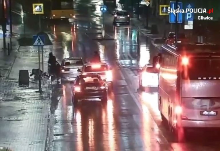 Wypadek w Gliwicach. Dwie osoby potrącone na pasach (wideo)