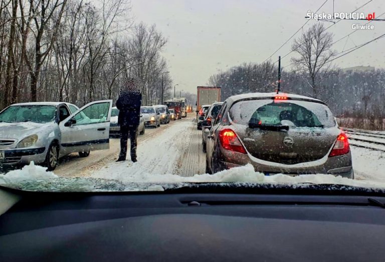 Kolizje na gliwickich ulicach. Ciężarówki nie były w stanie jechać